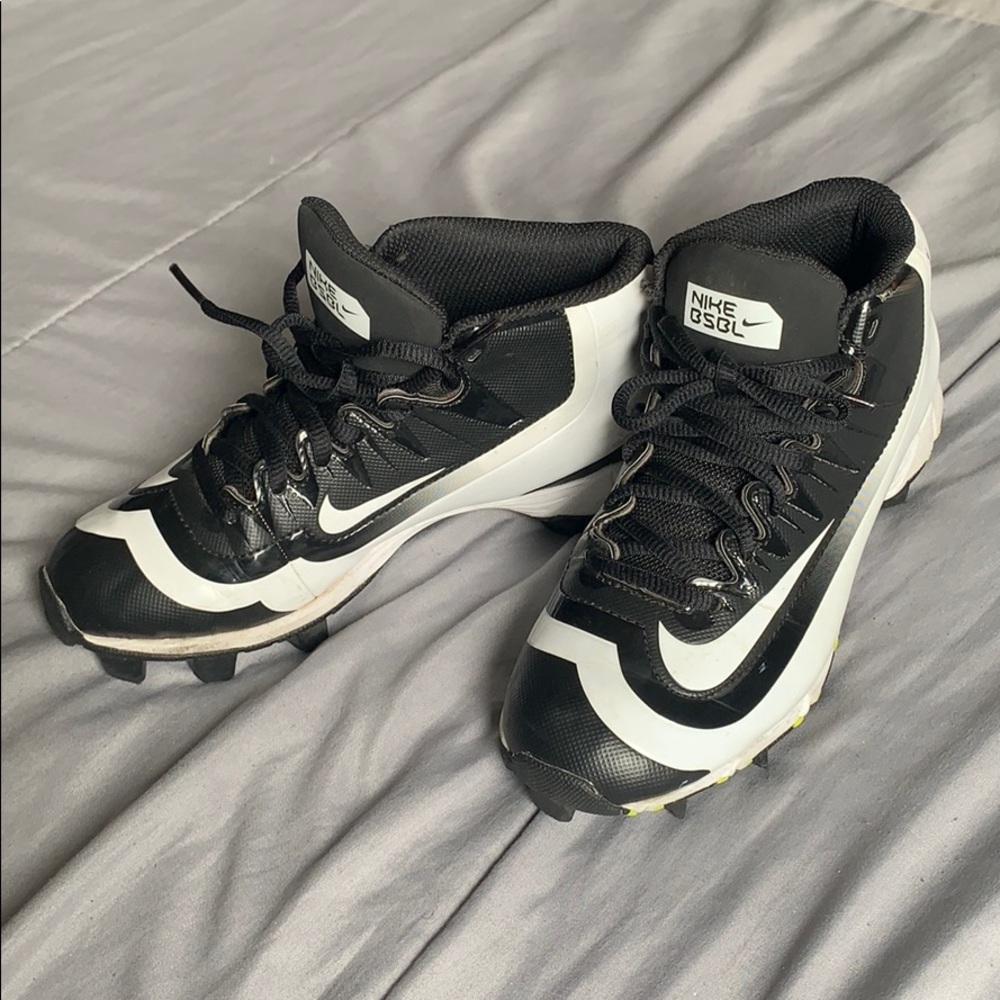 Gently used Nike Huarache 2Kfilth Cleats Size 2.5